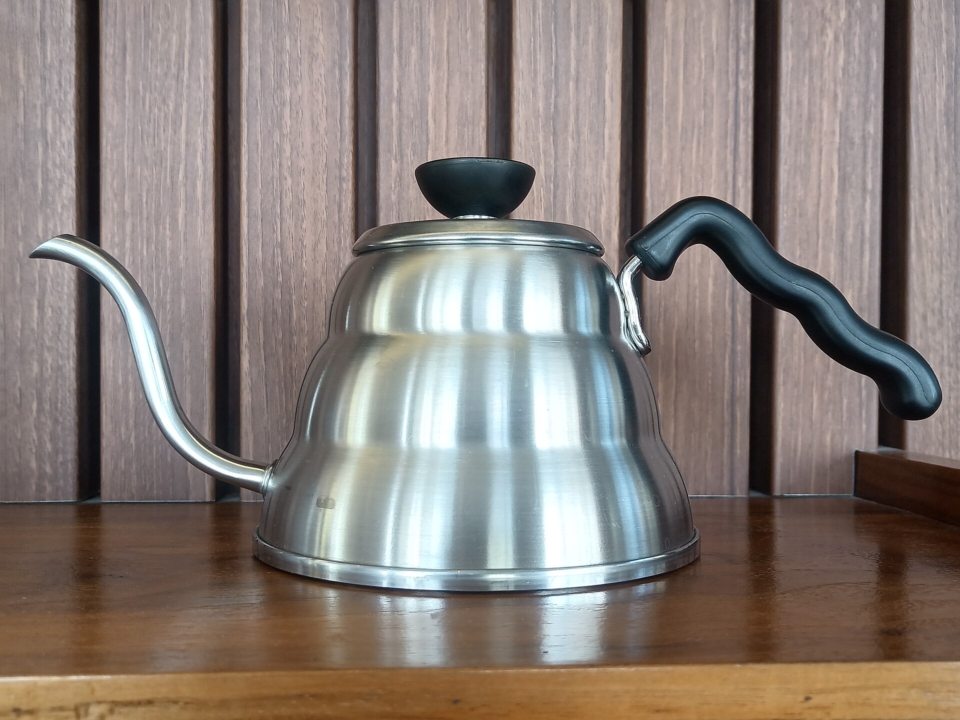 Gooseneck kettle for controlling coffee water temperature and pour speed