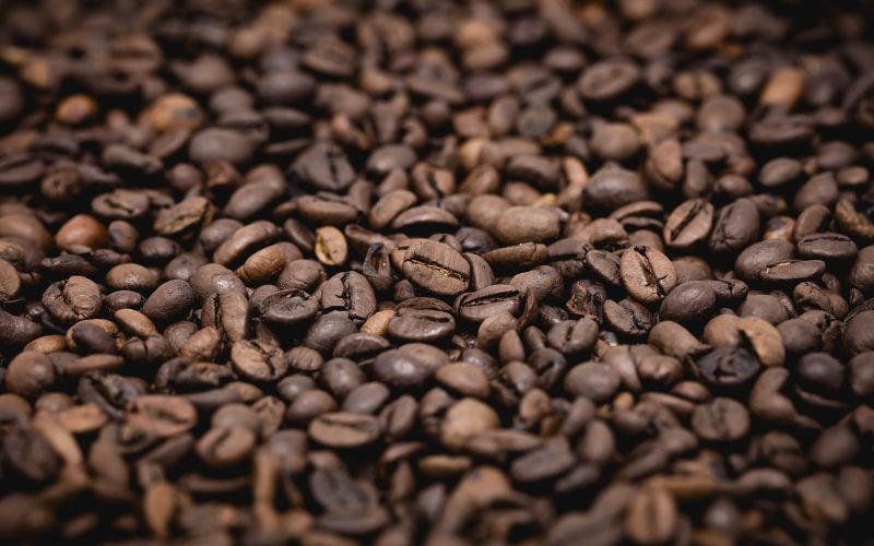 Chicchi di caffè tostati, utili per riconoscere i falsi miti sulla qualità della tostatura
