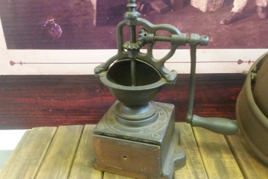 A best manual coffee grinder style hand mill with a wooden base and crank